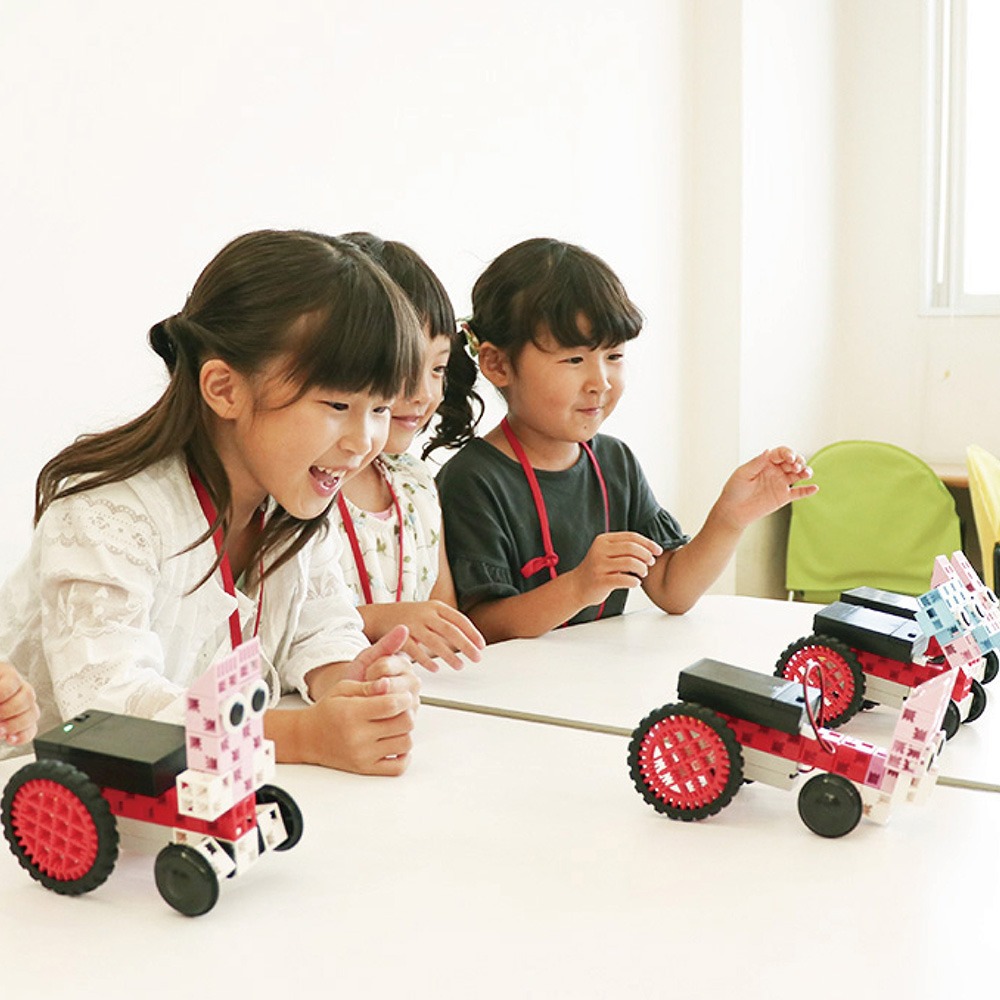 Children plays with the robots